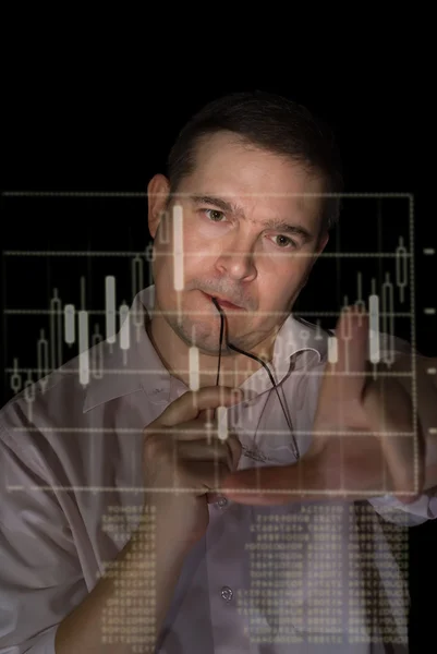 Joven hombre como un comerciante mide dedos vela palo gráfico para analizar stock — Foto de Stock