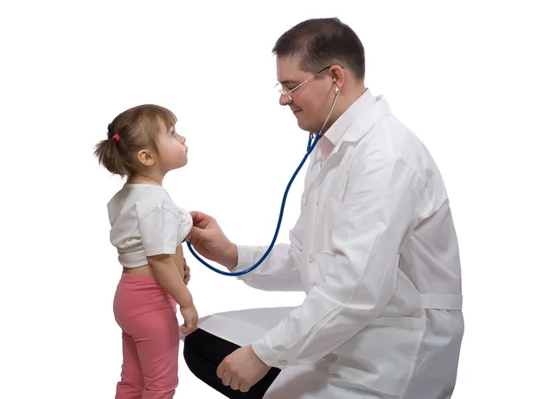 Mannelijke arts behandeling van een patiënt kind op witte achtergrond — Stockfoto