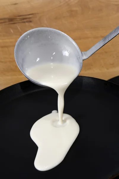 Bunda kek hamuru pota tava içine dökülür