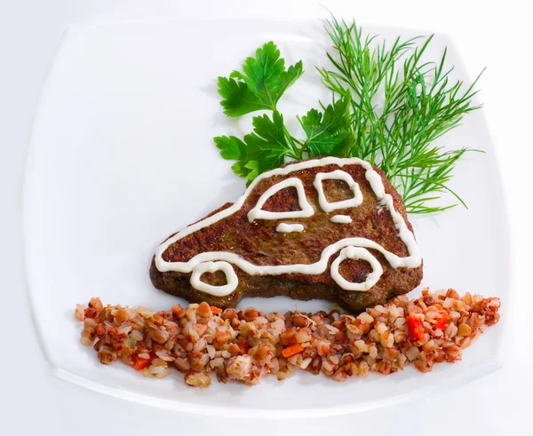 La frittella di fegato a forma di macchina con porridge di grano saraceno per bambini — Foto Stock