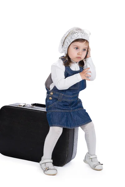 Sentado en una maleta chica llama por teléfono — Foto de Stock