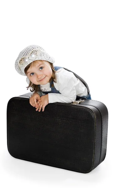 Uśmiechający się całkiem mała dziewczynka z walizką — Zdjęcie stockowe