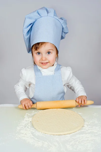 Söt liten flicka chef matlagning pizza — Stockfoto