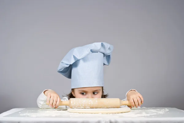 Little girl cooking pizza — Stock Photo, Image