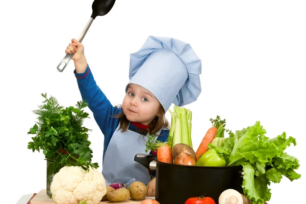 Söt liten flicka matlagning soppa med massor av olika grönsaker — Stockfoto