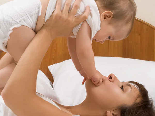 Madre e hija juegan en el dormitorio — Foto de Stock