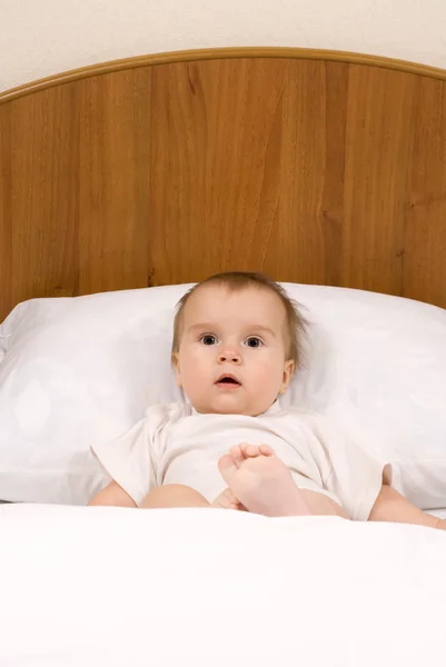 Sorprendido pequeño bebé lindo acostado en la cama —  Fotos de Stock