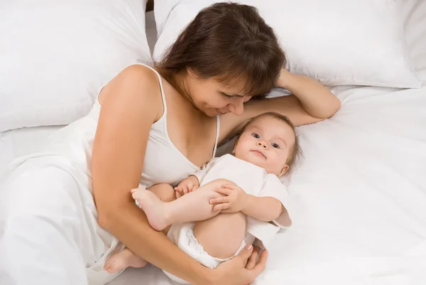 Jeune mère regardant sa petite fille — Photo