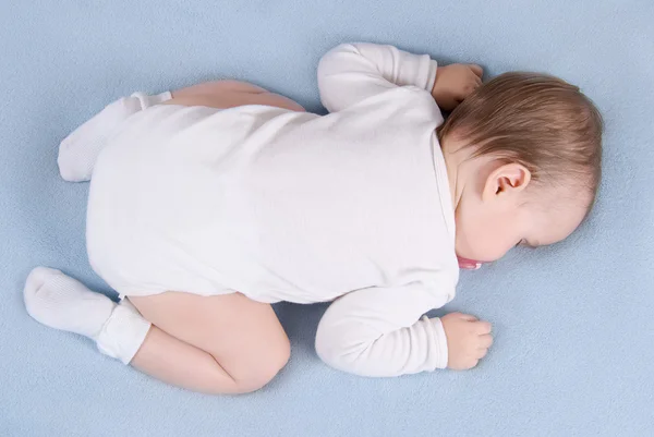 Baby sover på mjuka blå filt — Stockfoto