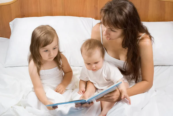 Mère lecture heure du coucher livre d'histoire aux enfants — Photo