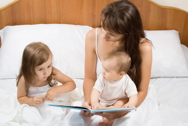 Madre leyendo la historia de la cama — Foto de Stock