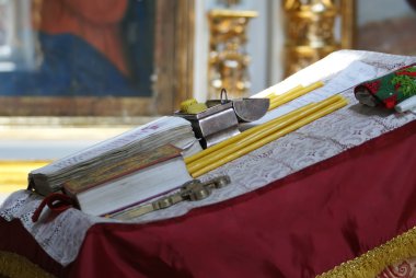 İncil'de, çapraz ve mumlar