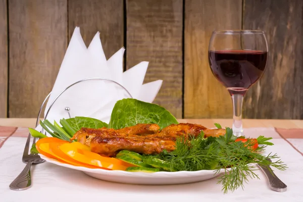 Frango grelhado com legumes e copo de vinho tinto — Fotografia de Stock