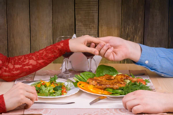 Güzel çift romantik akşam yemeği
