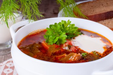 Borsch, pancar, et ve domates soslu lahana çorbası