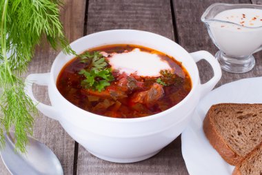 Borsch, pancar, et ve domates soslu lahana çorbası