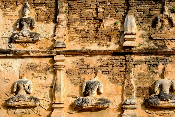 Старая Лепнина Будды Ангельские Фигуры Внешней Стороне Маха Чеди Ват — стоковое фото