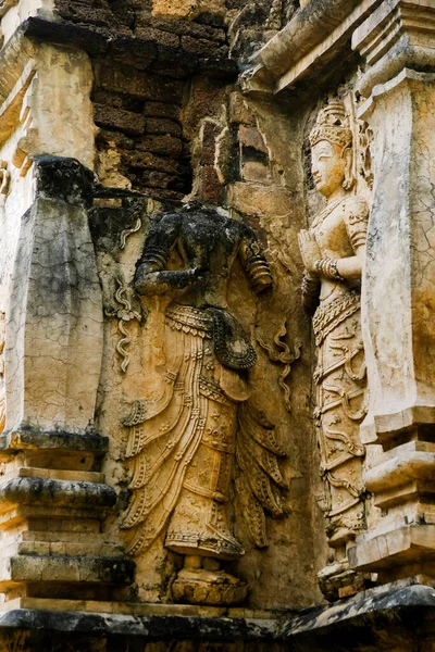 Прекрасная Древняя Лепнина Вырезающая Божества Размером Жизнь Стене Исторического Храма — стоковое фото