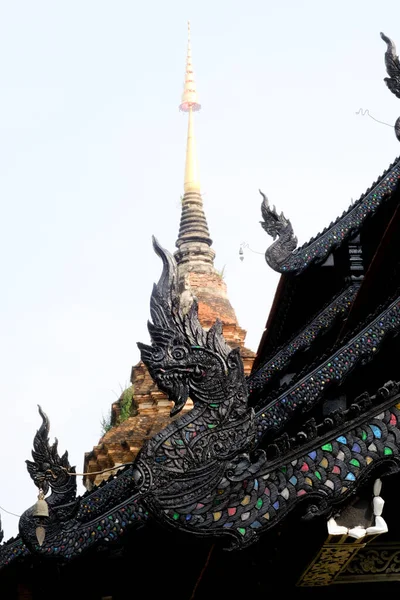 Украшения Высеченные Крыше Старого Буддийского Храма — стоковое фото