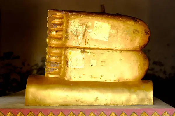 Χρυσή Πόδι Του Βούδα Φυλαχτό Ανακλινόμενα Στάση Του Σώματος Στο — Φωτογραφία Αρχείου