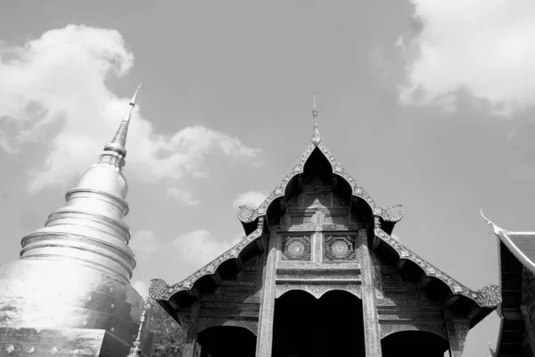 Wat Phra Sing Waramahavihan Templo Ouro Pagode Isolado Céu Azul — Fotografia de Stock