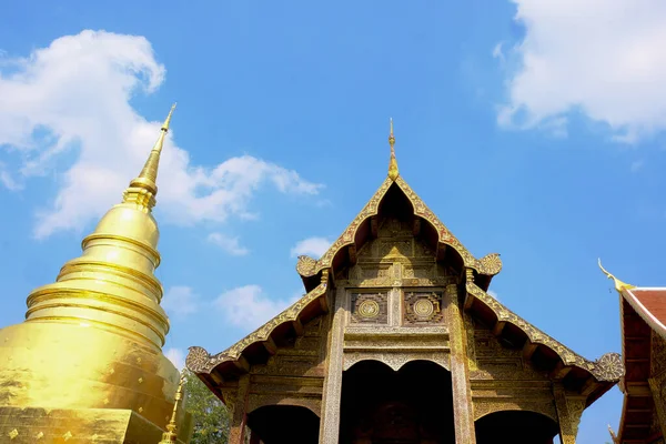 Храм Ват Пхра Синг Варамахавихан Золотая Пагода Изолированное Голубое Небо — стоковое фото