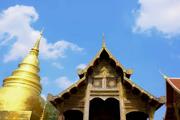Wat Phra Sing Waramahavihan Ναός Και Παγόδα Χρυσού Απομονωμένο Γαλάζιο — Φωτογραφία Αρχείου