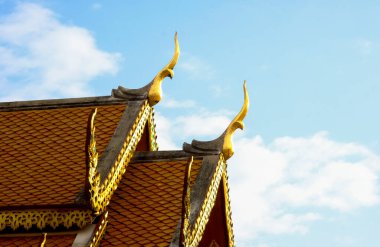 Chiangmai 'deki Wat Doi Suthep' in altın Buda mimarisi..