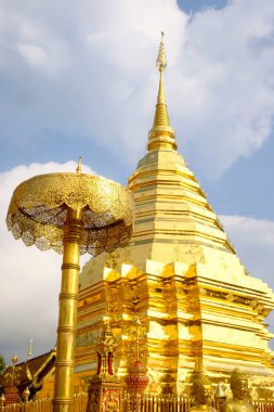 Chiangmai 'deki Doi Suthep, Tayland halkı Buda' ya dua etmek ve turistlerin ziyaret için geldiği popüler bir yer için ziyaret etmeyi sever.