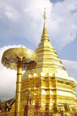Chiangmai 'deki Doi Suthep, Tayland halkı Buda' ya dua etmek ve turistlerin ziyaret için geldiği popüler bir yer için ziyaret etmeyi sever.