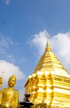 Chiangmai 'deki Doi Suthep, Tayland halkı Buda' ya dua etmek ve turistlerin ziyaret için geldiği popüler bir yer için ziyaret etmeyi sever.