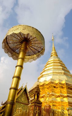 Chiangmai 'deki Doi Suthep, Tayland halkı Buda' ya dua etmek ve turistlerin ziyaret için geldiği popüler bir yer için ziyaret etmeyi sever.