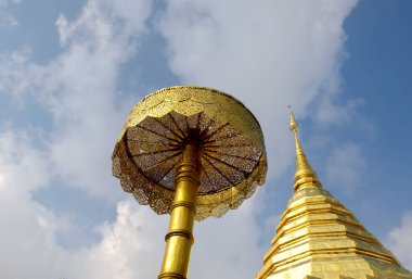 Chiangmai 'deki Doi Suthep, Tayland halkı Buda' ya dua etmek ve turistlerin ziyaret için geldiği popüler bir yer için ziyaret etmeyi sever.