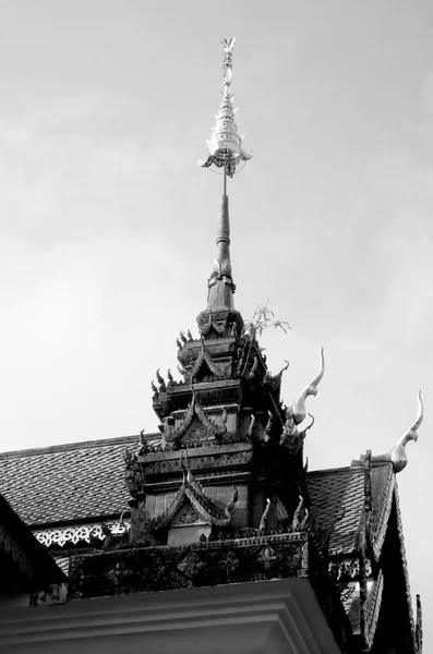 清迈Wat Phra Doi Suthep的单色泰国艺术动产王座 — 图库照片