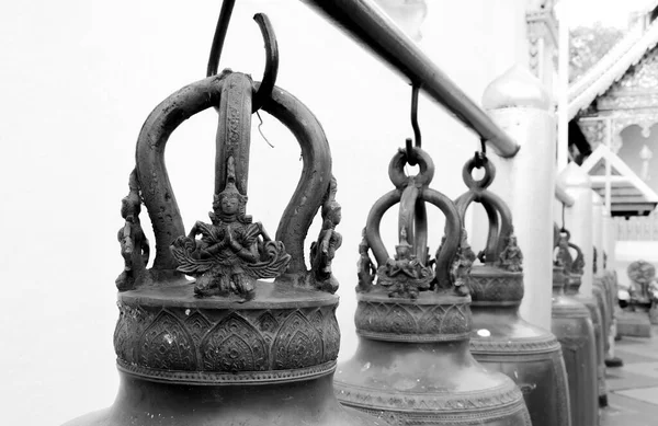 Μονόχρωμες Παλιές Χάλκινες Καμπάνες Στο Wat Phra Που Doi Suthep — Φωτογραφία Αρχείου