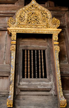 Wat Phan TaoTemple tapınağındaki eski pencere, Chiang Mai, Tayland.