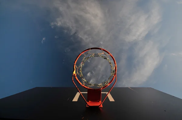 空と雲の外のバスケット ボールのリング — ストック写真