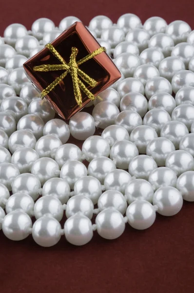 Gift box on pearl — Stock Photo, Image
