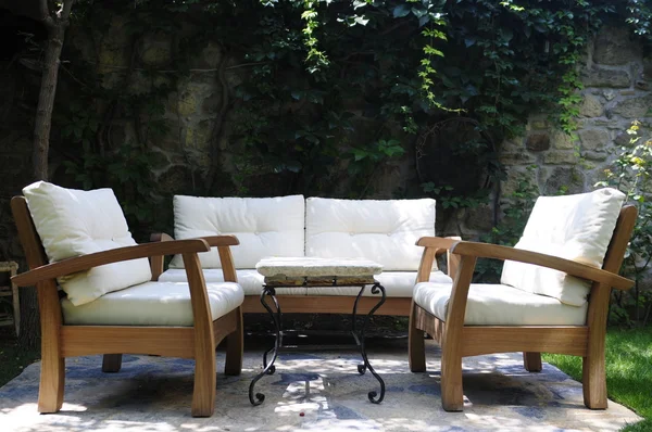 Зручний диван в саду Стокове Фото
