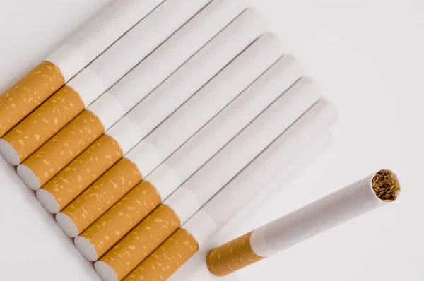 Cigarrillo sobre fondo blanco —  Fotos de Stock