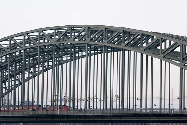 Мост и поезд на железной дороге — стоковое фото