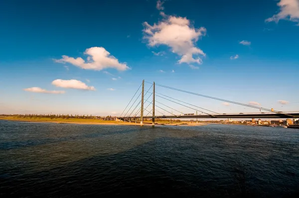 Мост и река с городским пейзажем — стоковое фото