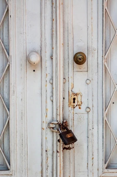 Cadeia e porta trancada — Fotografia de Stock