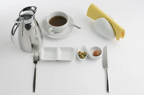 Tavolo colazione con tazza thermos e porcellana bianca — Foto Stock