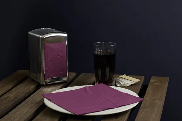 对中国板和木桌上的杯子里的果汁餐巾 — 图库照片