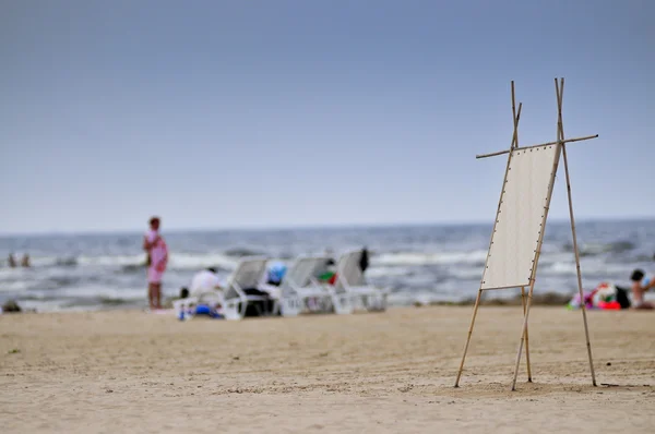 Доска меню на песке пляжа — стоковое фото