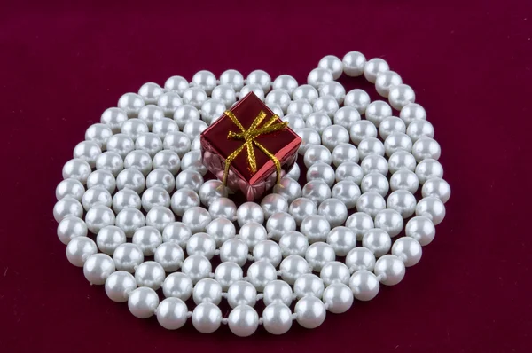 Caja de regalo en perla — Foto de Stock