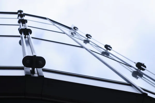 Fachada de vidro no edifício moderno comercial — Fotografia de Stock