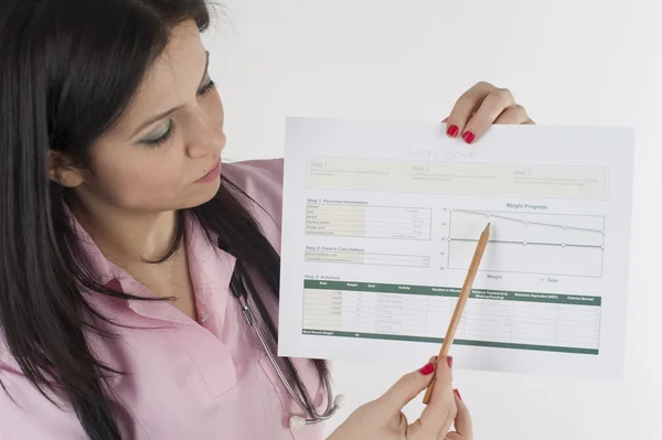 Nutritionist shows diet list — Stock Photo, Image