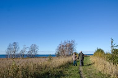 yaşlılar el ele yürüyor